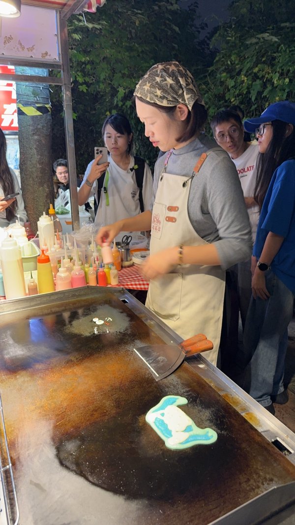 配资658 成都夜市卡通煎饼火了，摊主之前是美术老师